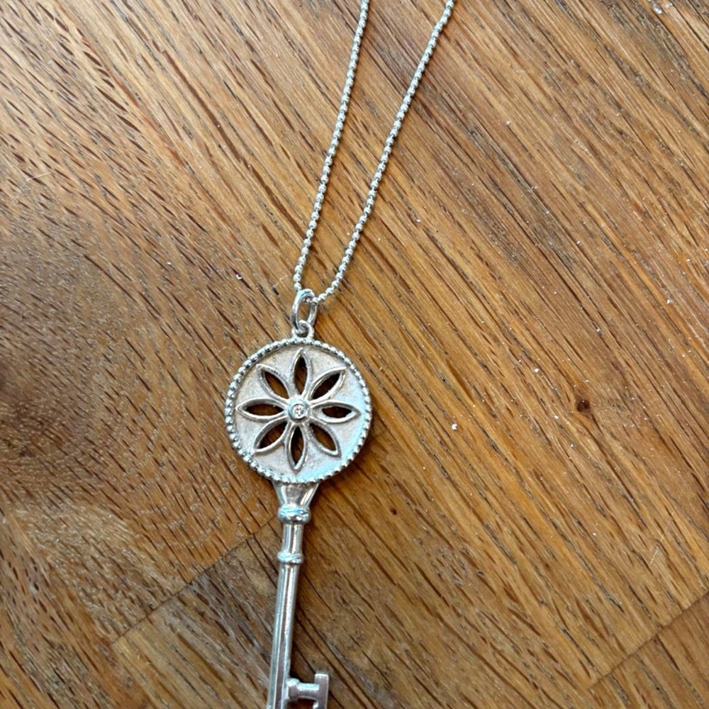 J26 TIFFANY AND CO Authentic Daisy W/diamond Necklace